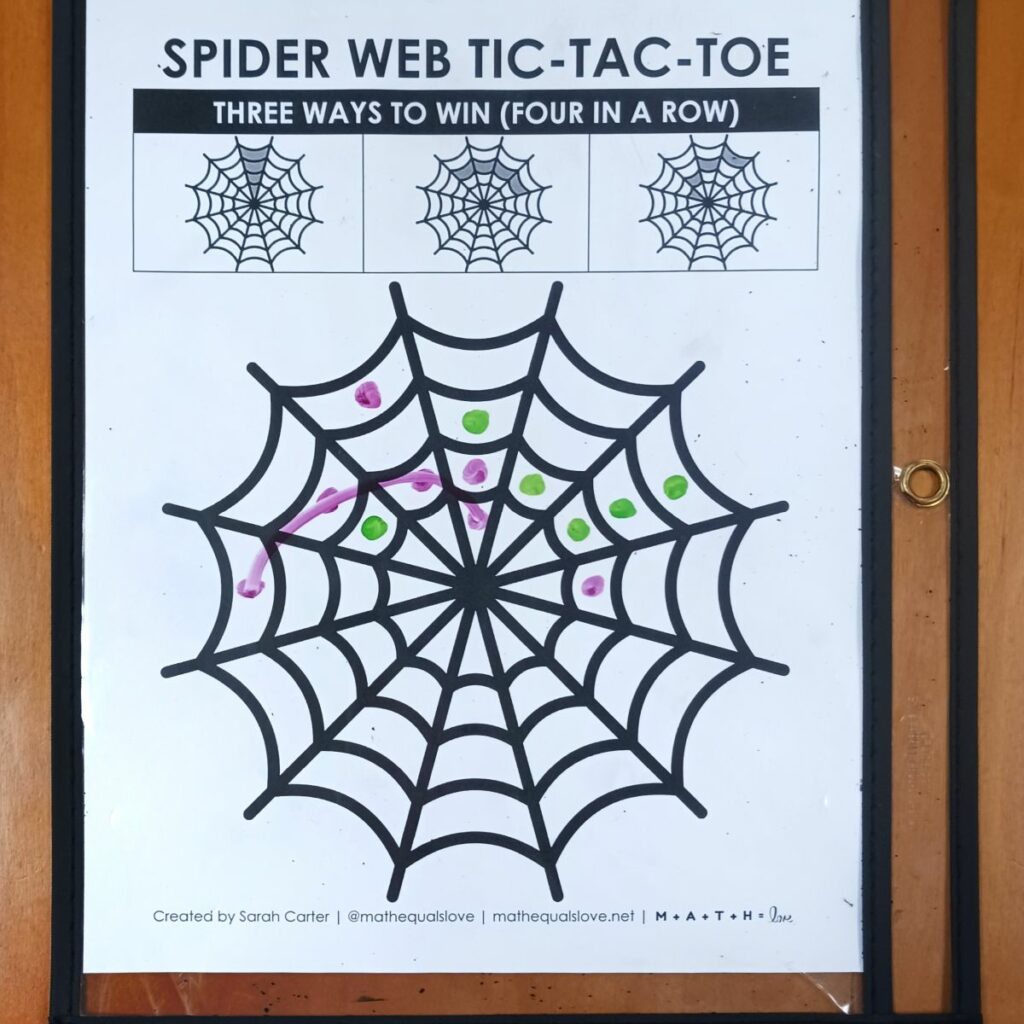 finished game of spider web tic tac toe game.